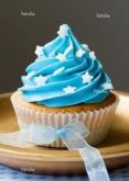 cup cakes com cobertura de chantilly colorido